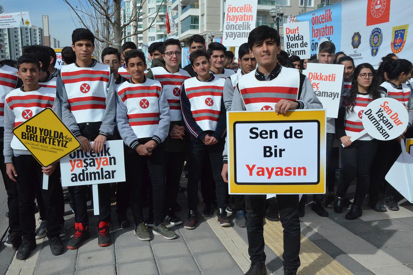 Diyarbakır'da "Öncelik Hayatın, Öncelik Yayanın" eylemi Diyarbakır'da "Öncelik Hayatın, Öncelik Yayanın" eylemi